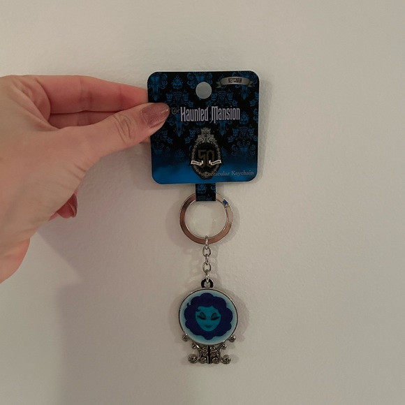 Disney Haunted Mansion Keychain Walt Disney World Madame Leota Accessory - Picture 1 of 3